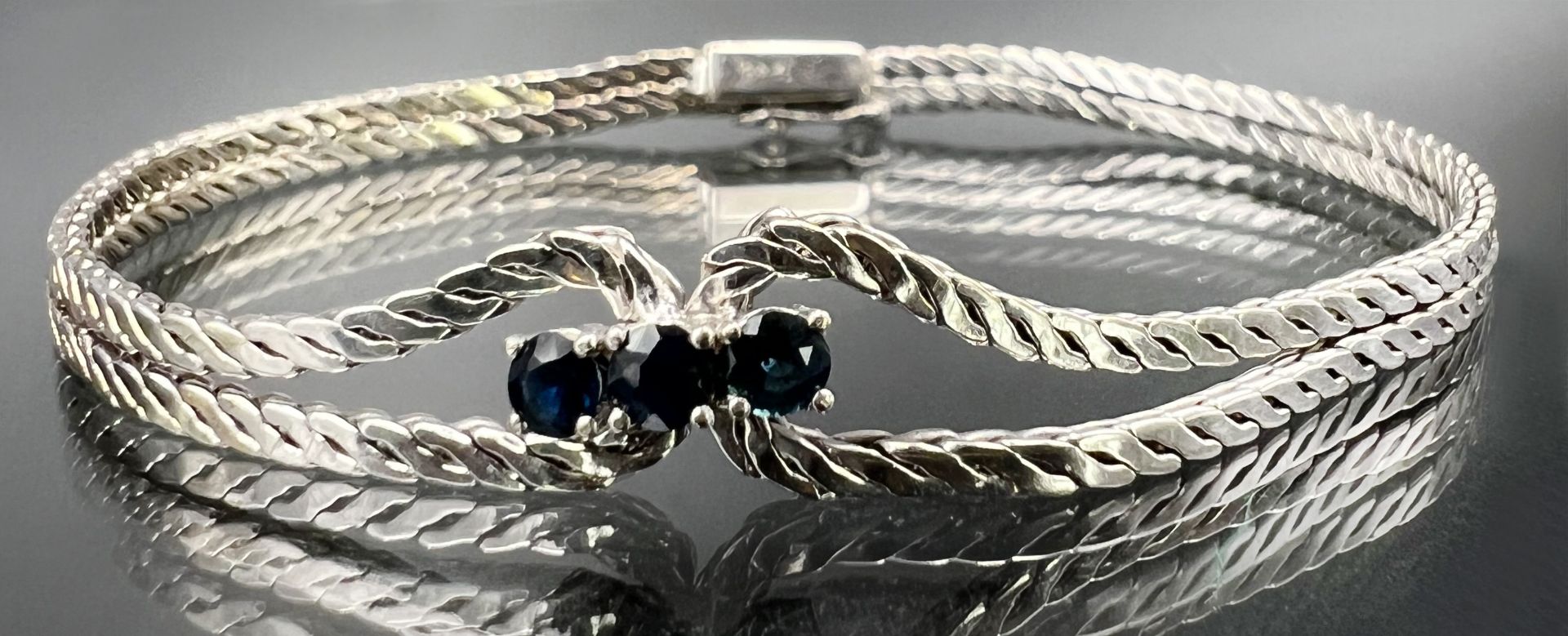 Bracelet 585 white gold with 3 sapphires.