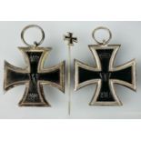 2x Eisernes Kreuz 2. Klasse und eine Anstecknadel. 1914. 1. Weltkrieg.