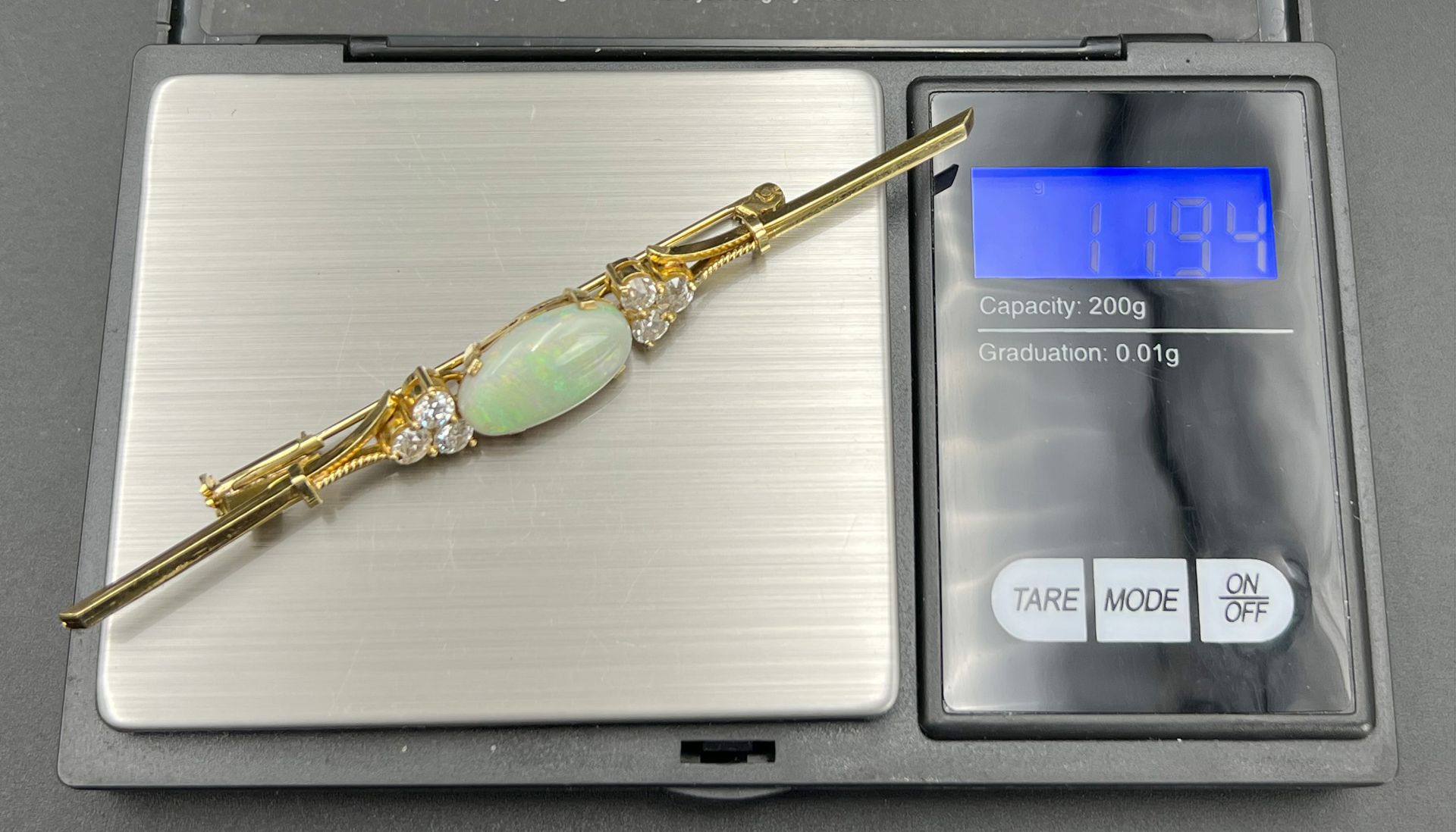 Bar brooch 750 yellow gold with an opal cabochon and six diamonds. - Image 7 of 7