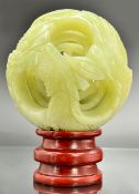 Wunderkugel aus Jade. China. 20. Jahrhundert.