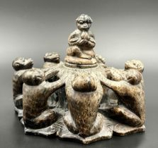 Steinskulptur / Deckeldose. Affen-Reigen. Indien. 19. Jahrhundert.