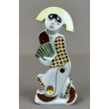 Harlekin / Pierrot mit Fächer. KPM Berlin. Ludwig GIES (1887 - 1966).