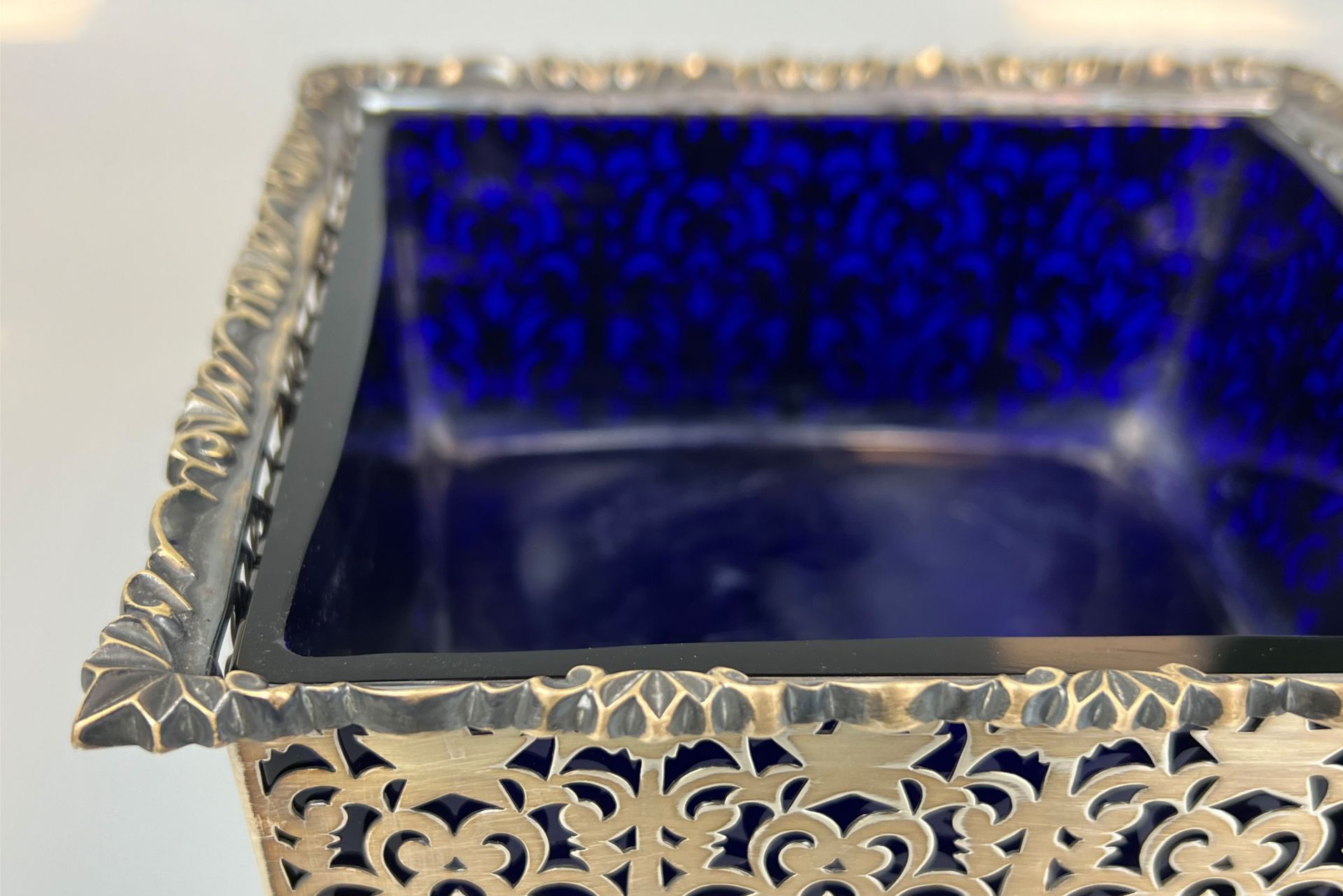 Piercing bowl with antique blue glass insert. 925 sterling. Gebr. Friedländer. - Image 5 of 12