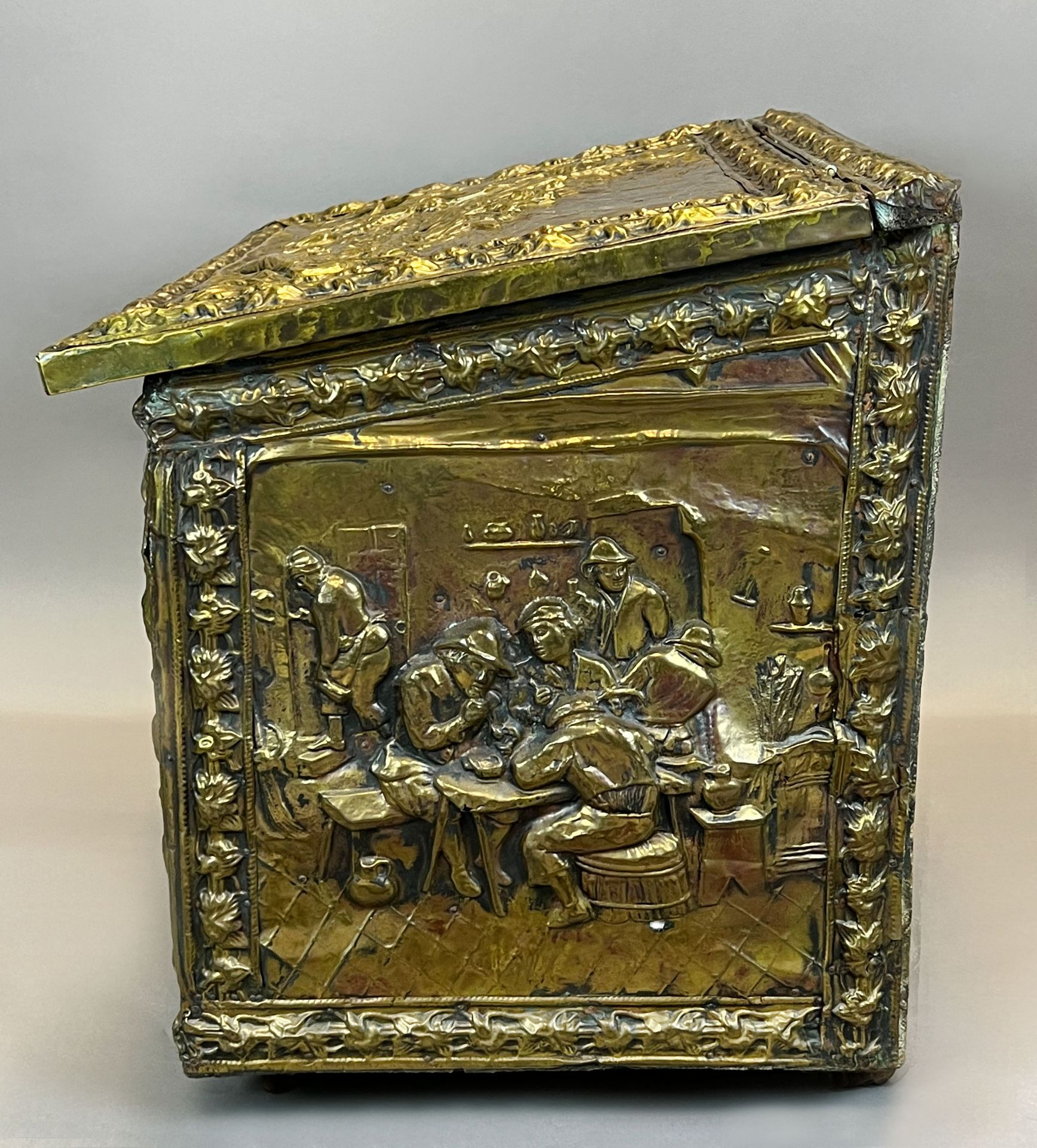 Small wooden chest with brass plate decoration. Probably 19th century. - Image 5 of 15