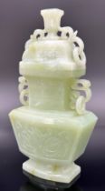 Flache Deckelvase / Weihrauchbrenner aus Jade. China. 20. Jahrhundert.