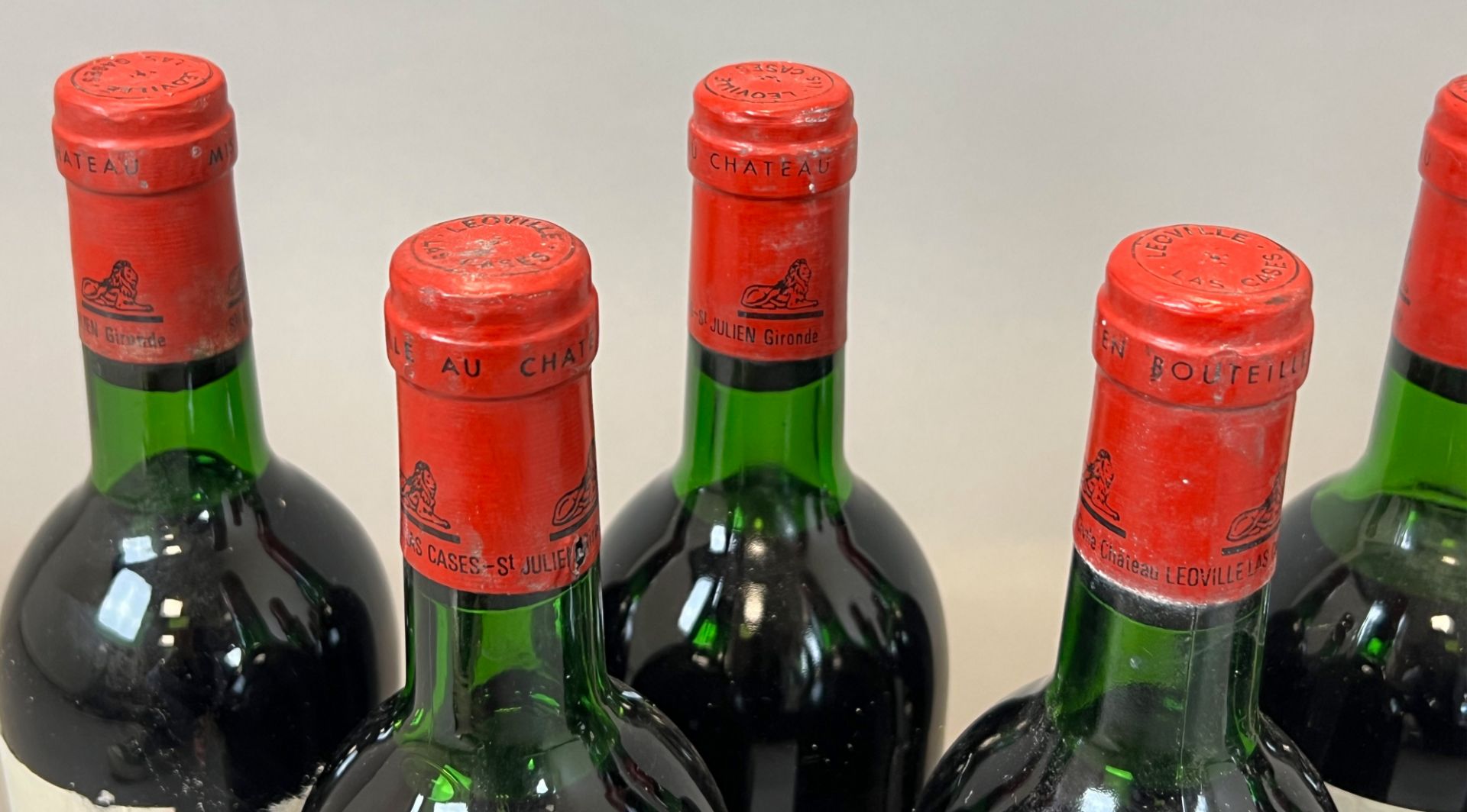 9 bottles of red wine. Château Léoville du Marquis de Las Cases. 1974. <br>St. Julien - Image 4 of 7