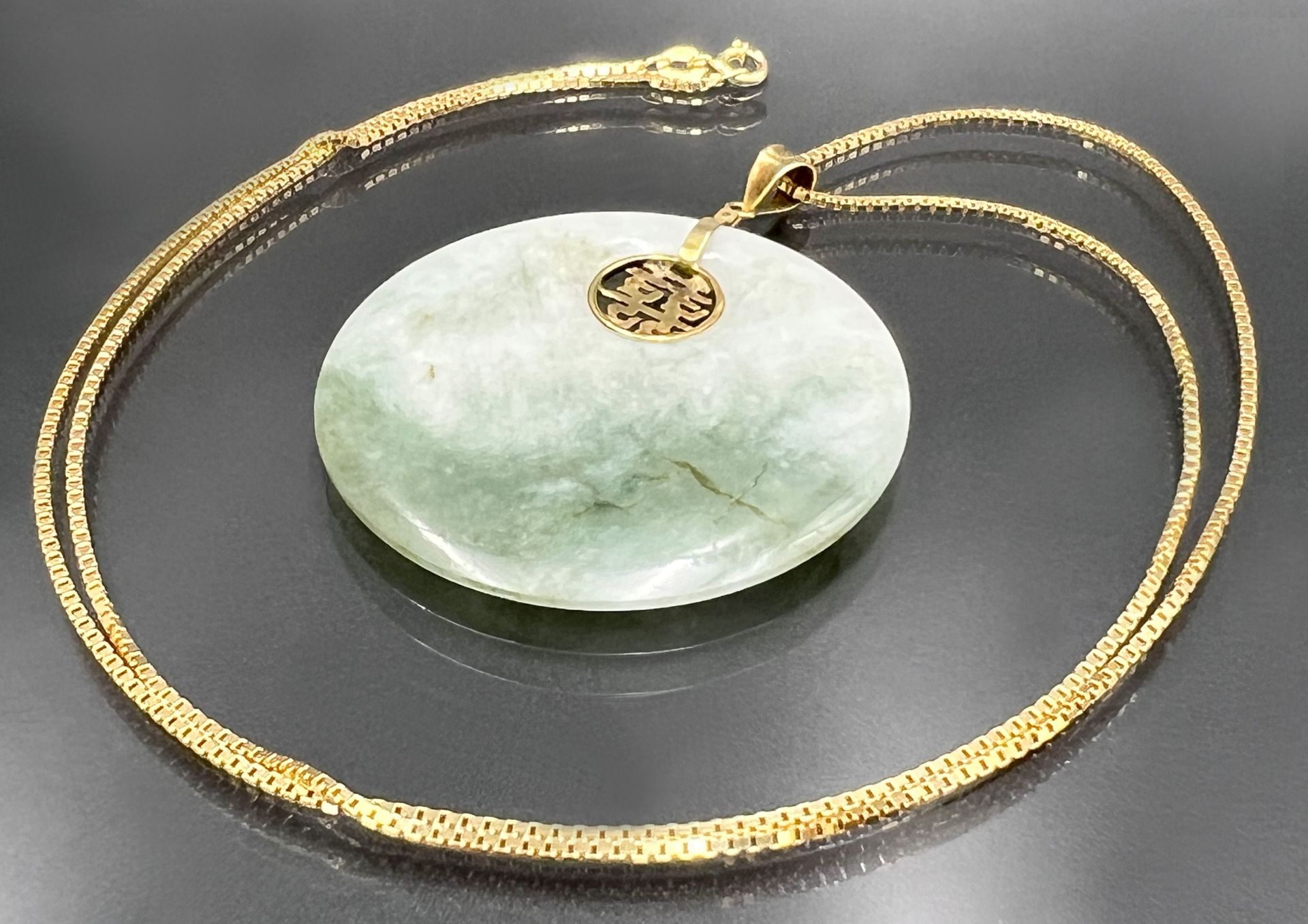 Jade pendant with necklace 750 yellow gold.