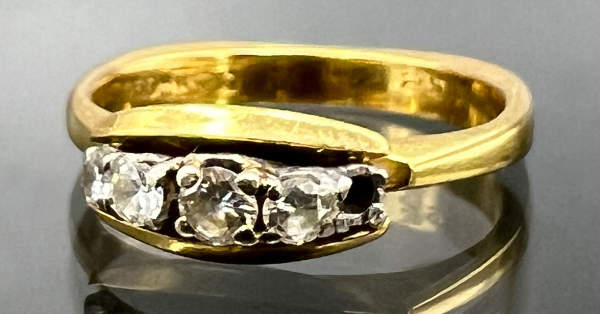 Ladies' ring 750 yellow gold with 4 diamonds.