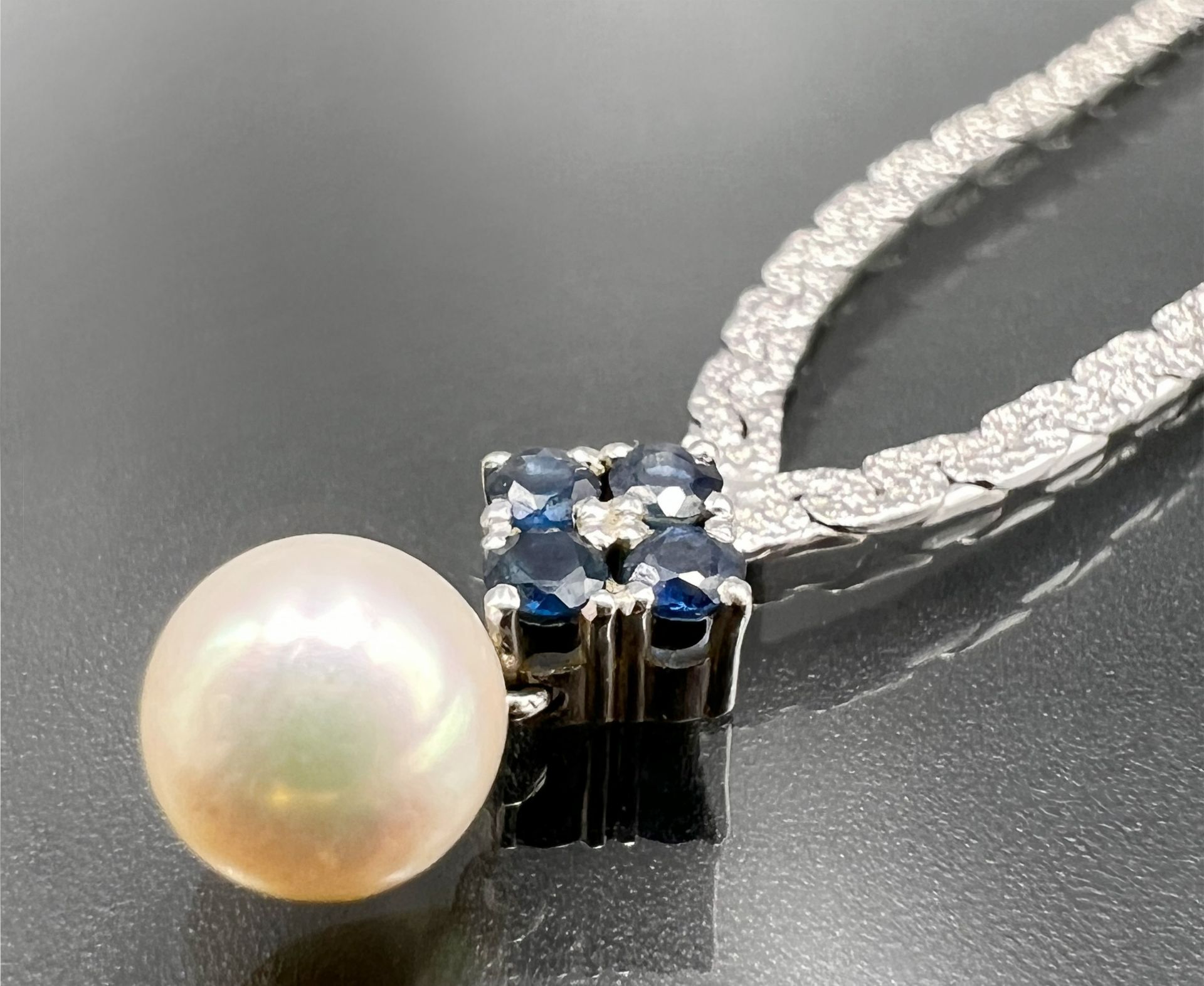 Necklace 585 white gold with small sapphires and a pearl.