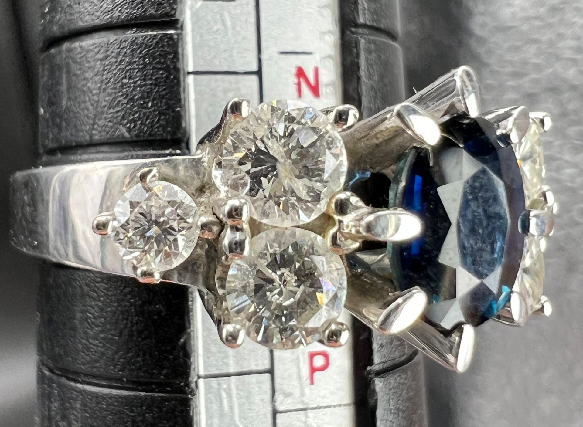 Ladies ring 585 white gold with a sapphire and 6 diamonds. - Image 7 of 10