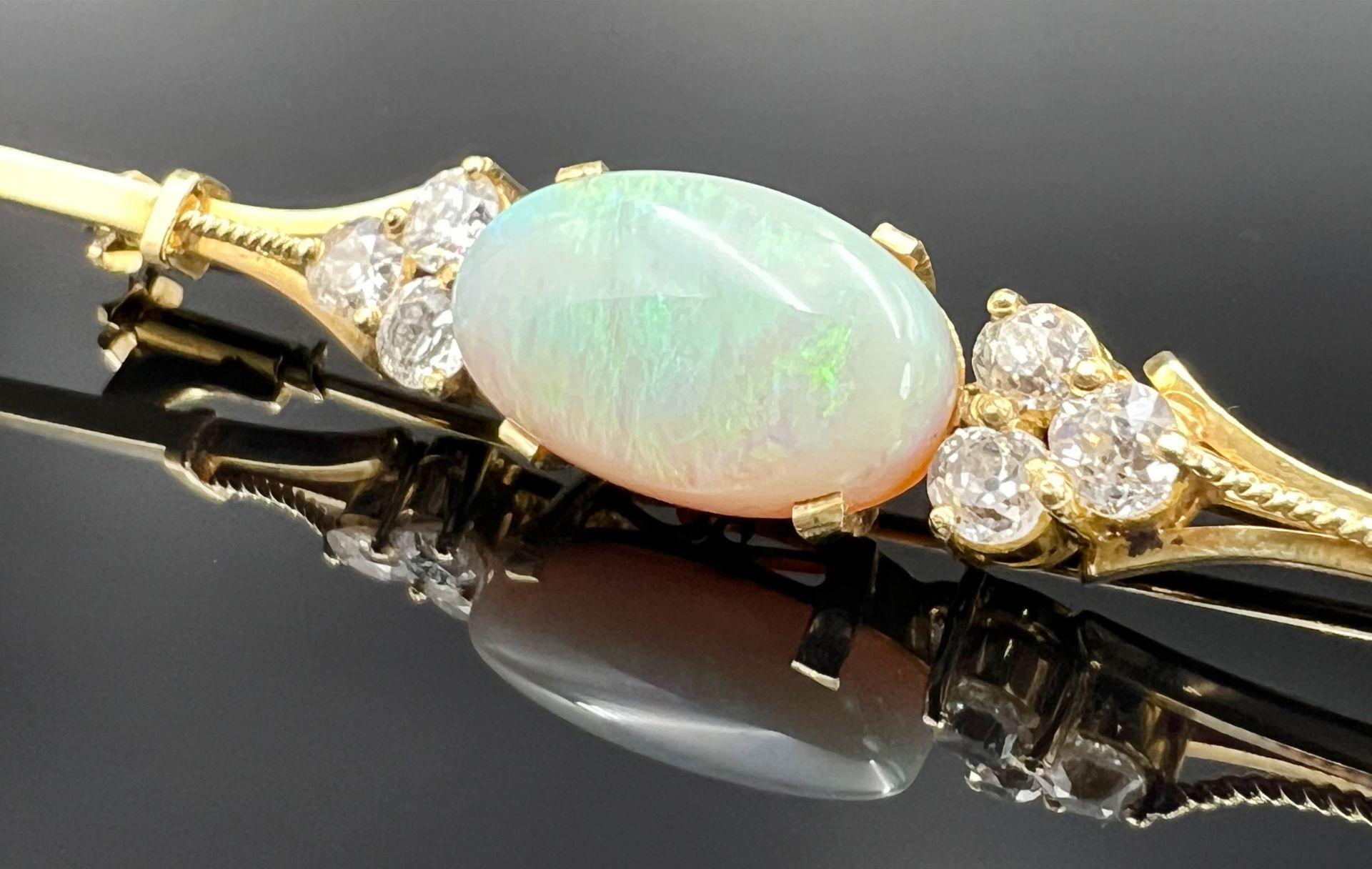 Bar brooch 750 yellow gold with an opal cabochon and six diamonds. - Image 2 of 7