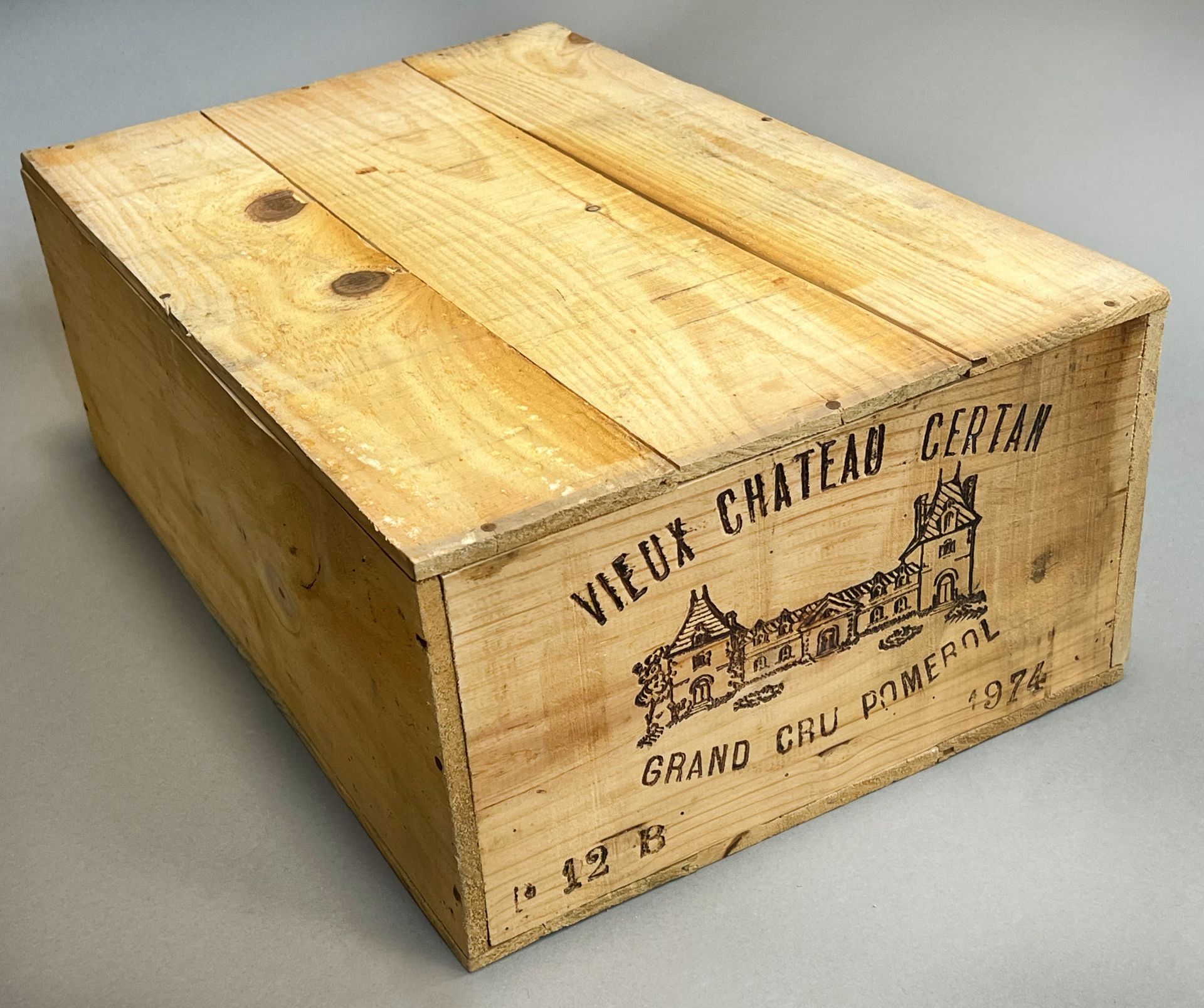 12 bottles of red wine. Vieux Château Certan. Pomerol. 1974. original box. - Image 4 of 5
