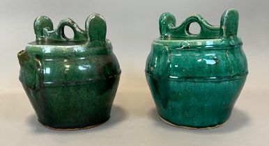 Paar smaragdgrüne Shiwan Teekannen. China. Wohl 19. Jahrhundert.