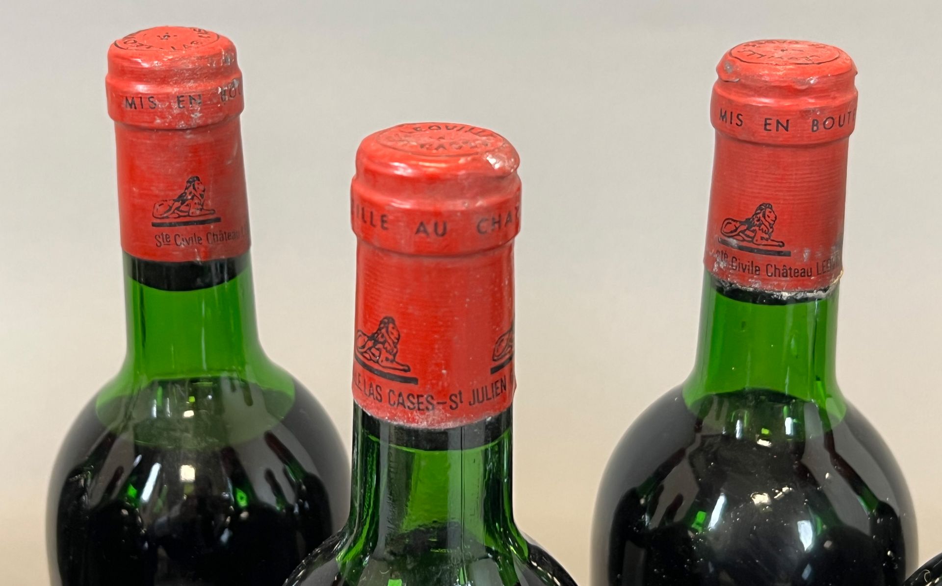 9 bottles of red wine. Château Léoville du Marquis de Las Cases. 1974. <br>St. Julien - Image 5 of 7