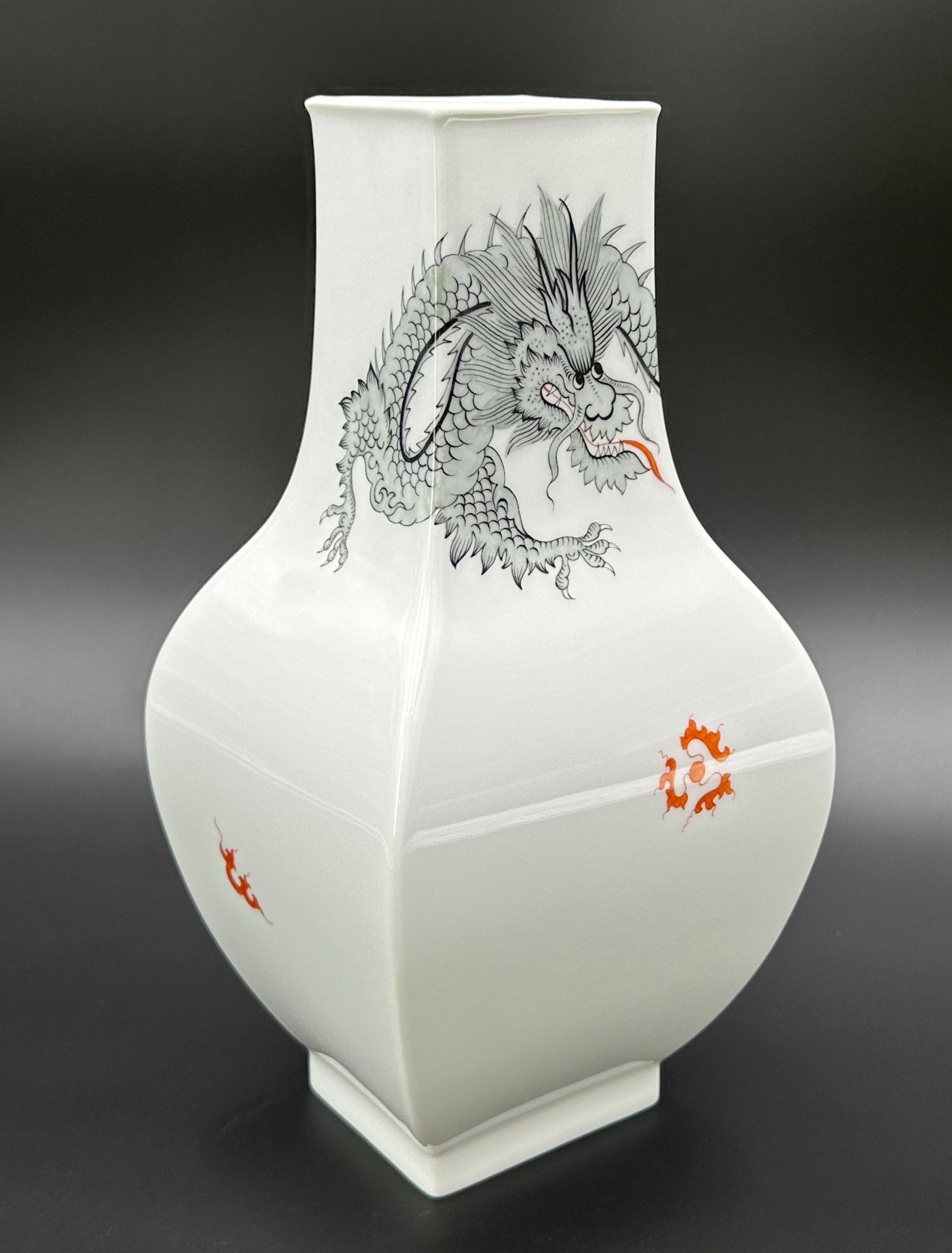 Vase. MEISSEN. Ming dragon. 1 choice.