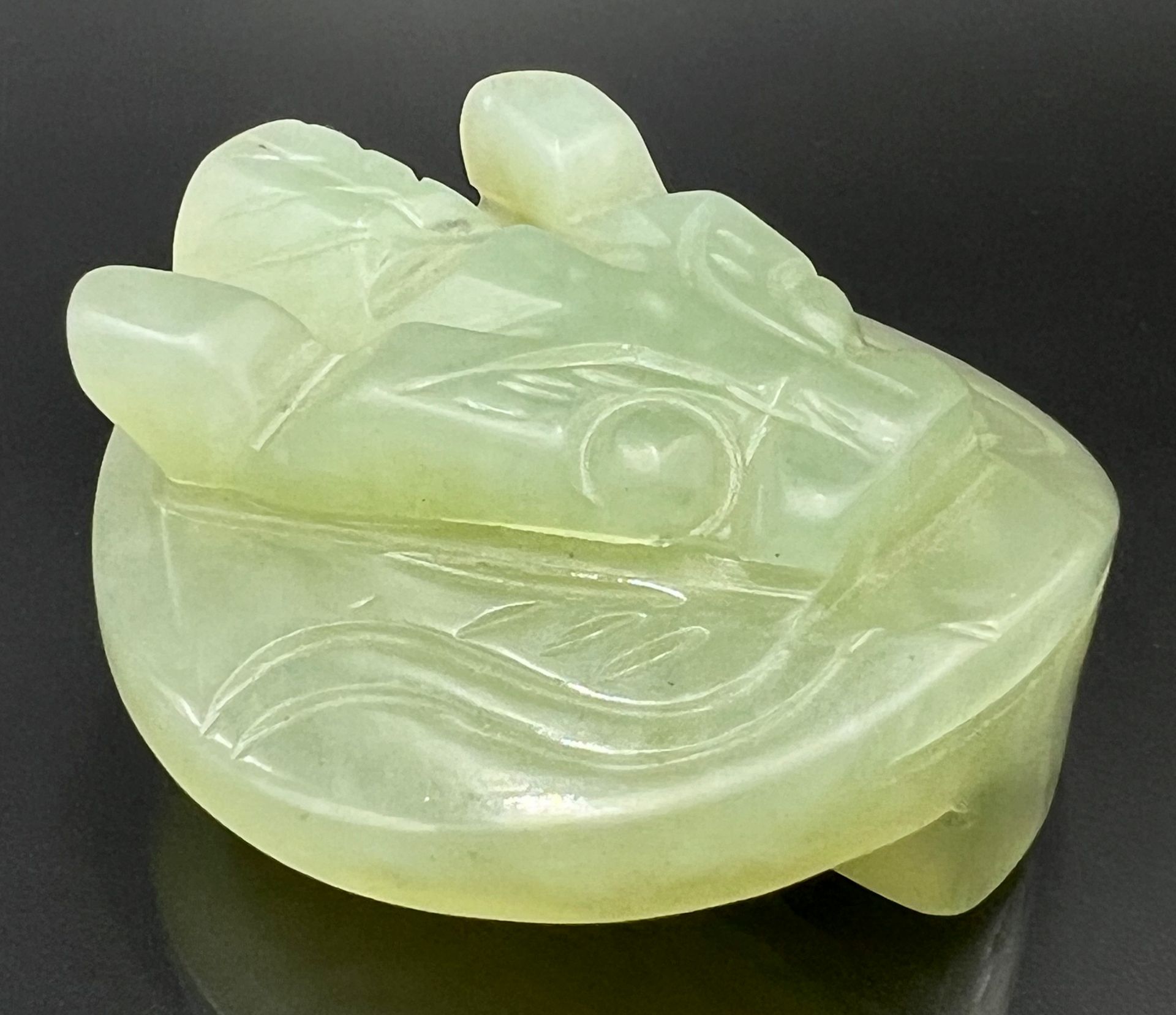 Jade belt buckle in the shape of a dragon's head. China. 19th century. - Image 4 of 7