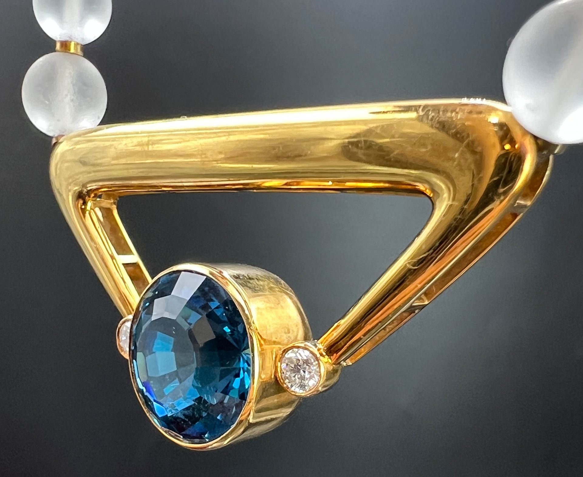 Necklace with rock crystal balls. Centrepiece 750 yellow gold with one topaz and two brilliants. - Image 6 of 18