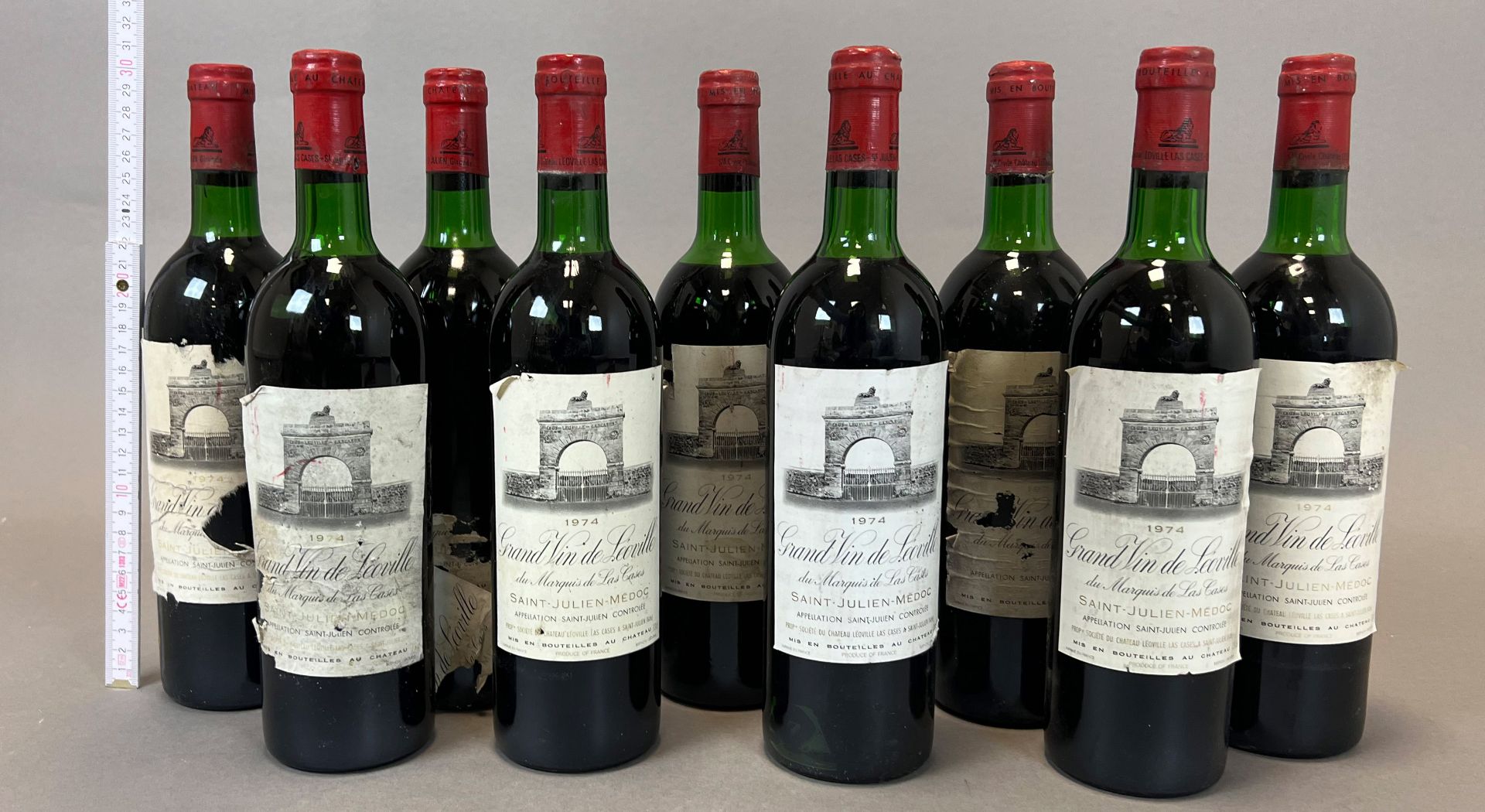 9 bottles of red wine. Château Léoville du Marquis de Las Cases. 1974. <br>St. Julien - Image 7 of 7