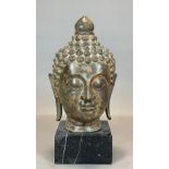 Großer Buddha Kopf aus Metall auf Marmorsockel. Thailand.