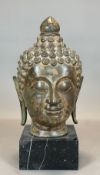 Großer Buddha Kopf aus Metall auf Marmorsockel. Thailand.