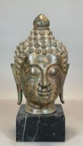 Großer Buddha Kopf aus Metall auf Marmorsockel. Thailand.