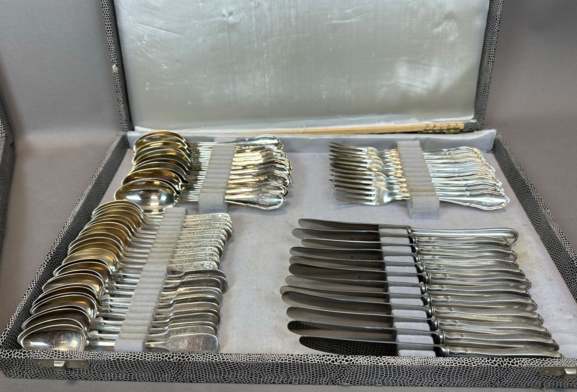 128-piece set of silver cutlery in 2 cutlery boxes. 800 silver. - Image 3 of 20