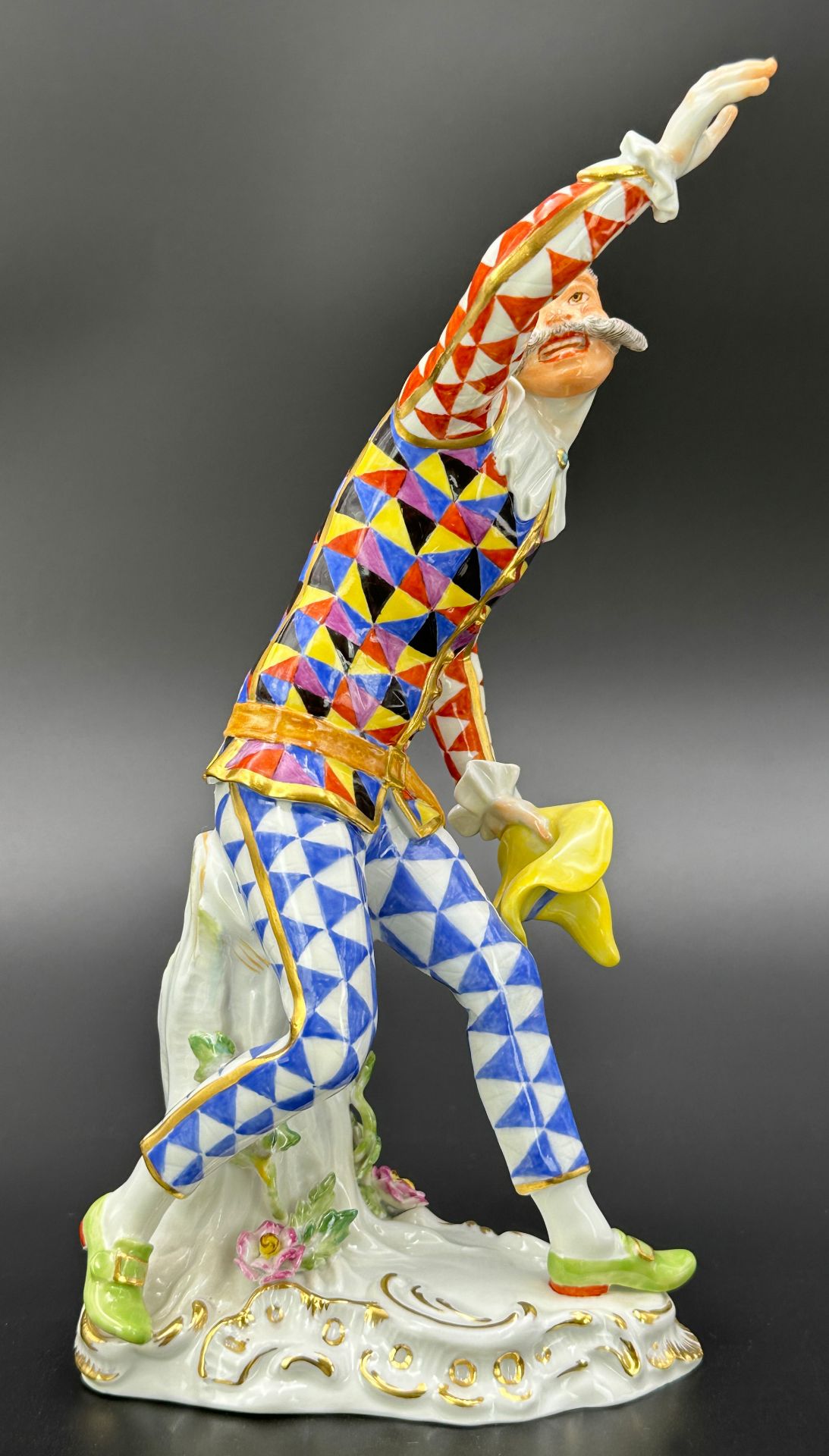 MEISSEN figure. Harlequin with hat. "Commedia dell' Arte". 1st choice. 20th century. - Image 2 of 11