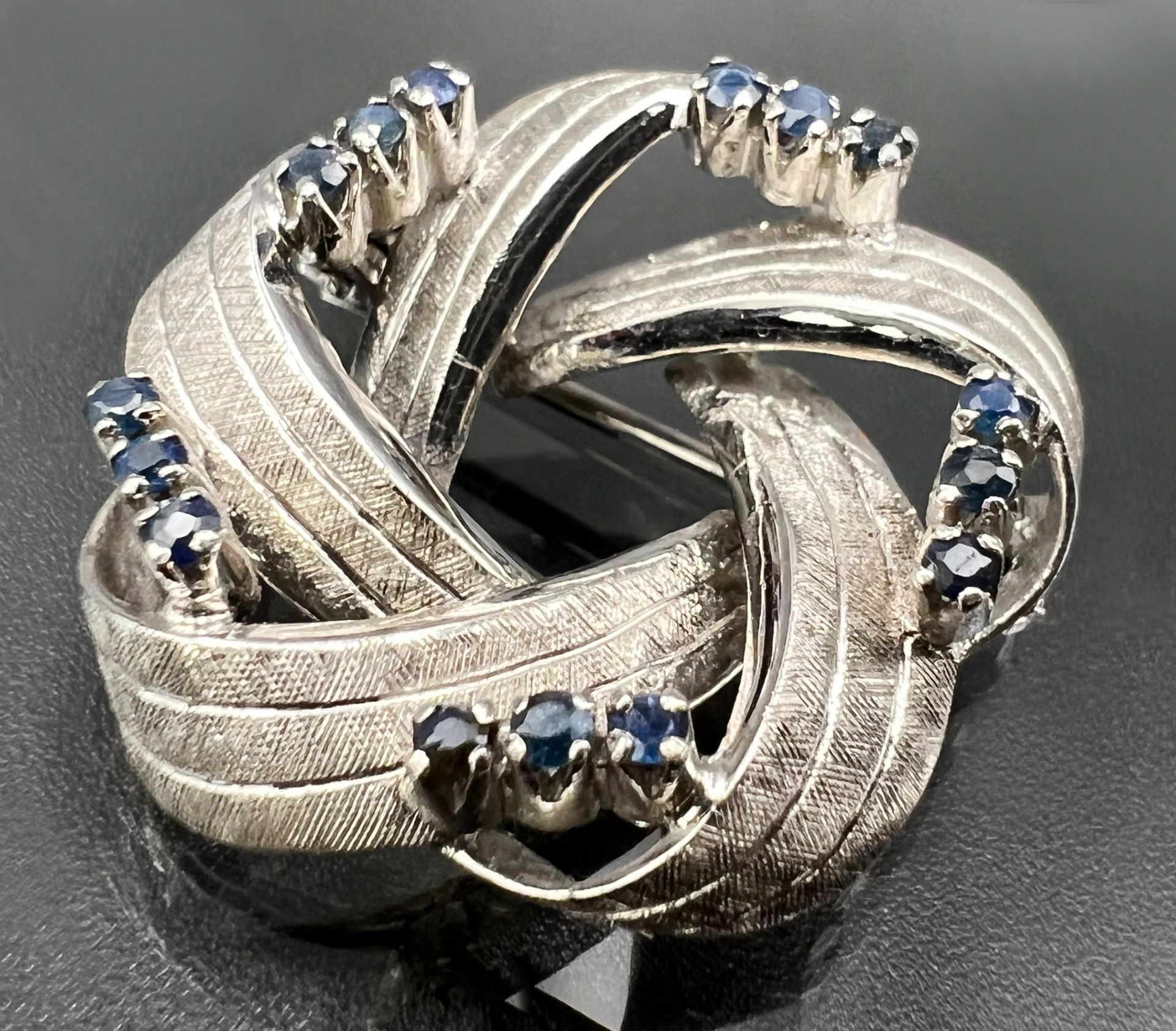 Brooch in loop shape 750 white gold with sapphires. - Image 2 of 6