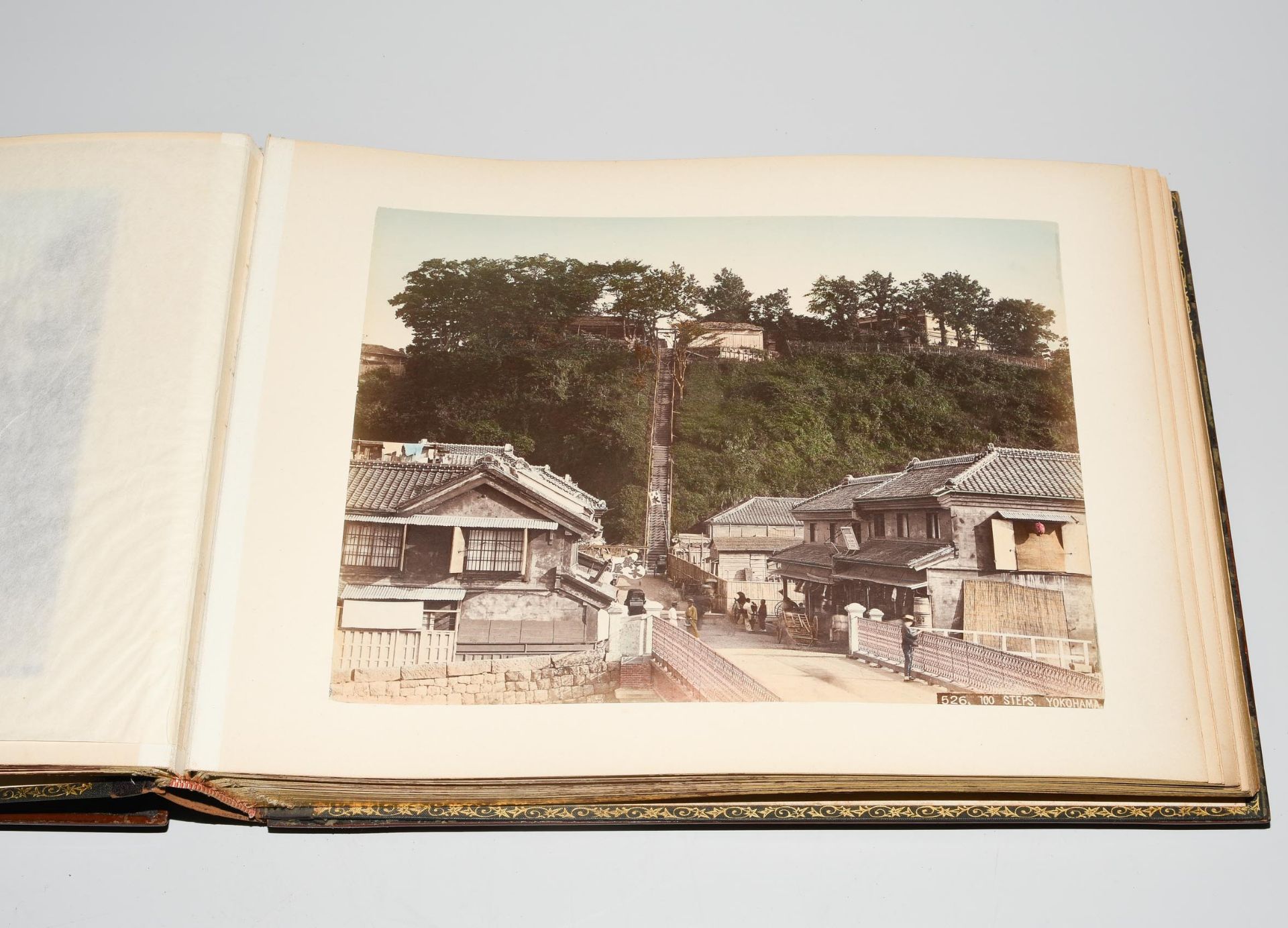 Album mit Yokohama-Fotos des Kusakabe Kimbei (1841–1932) - Image 13 of 30