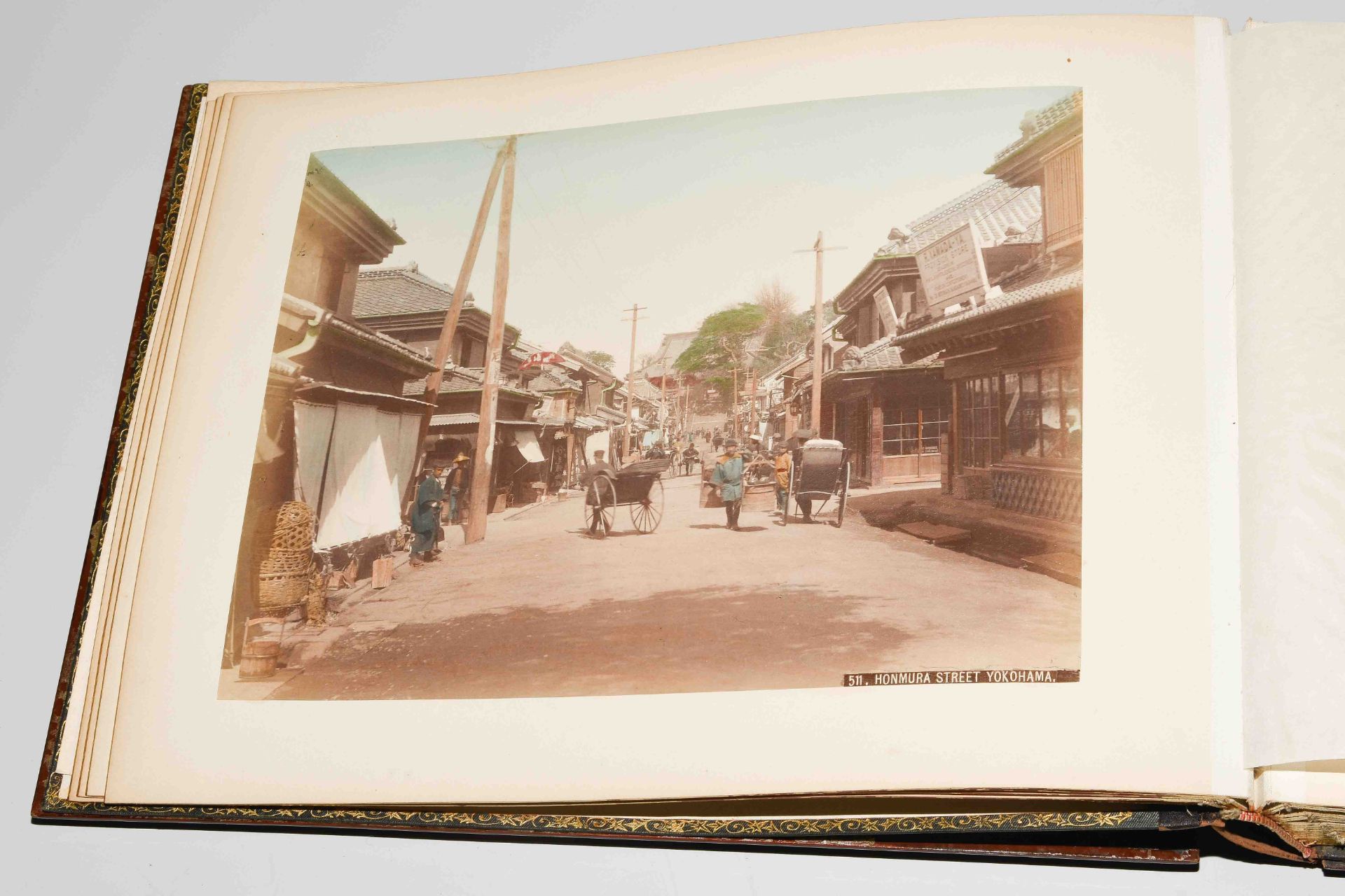 Album mit Yokohama-Fotos des Kusakabe Kimbei (1841–1932) - Image 12 of 30