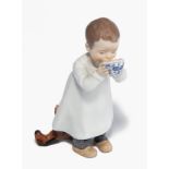 Meissen, Figur "Kind, aus einer Tasse trinkend".