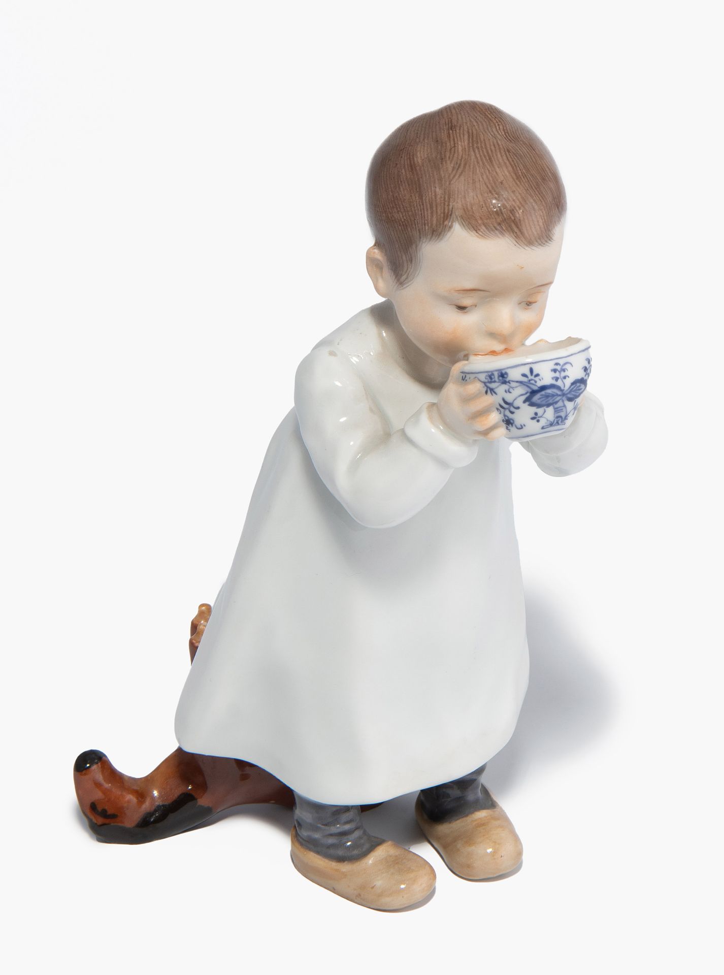 Meissen, Figur "Kind, aus einer Tasse trinkend".