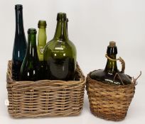 Korb mit 6 antiken Flaschen