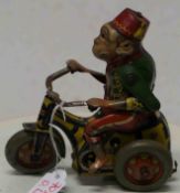 Affe auf Motorrad