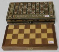 Zwei Brettspiele, Schach und Backgammon