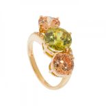 Ring in 18kt yellow gold with a central round-cut peridot flanked by two round-cut citrines. The