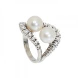 "Toi et Moi" ring in 18kt white gold. Frontis with two cultured pearls, round, white, with 8mm of