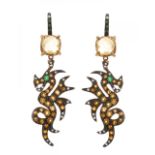 Pair of long earrings with movement in 18kt yellow gold. Frontis with dragon silhouette motif with