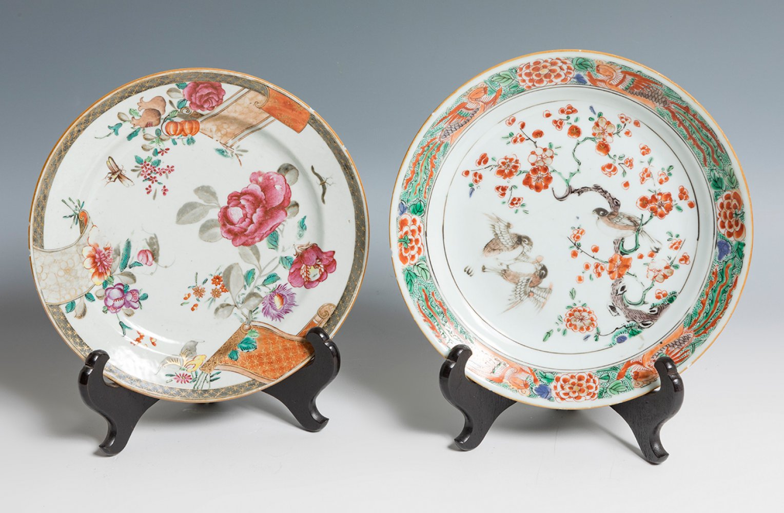 Pair of dishes. China, 19th century.Enamelled porcelain.Measurements: 24 cm (diameter) and 22 cm (