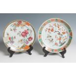 Pair of dishes. China, 19th century.Enamelled porcelain.Measurements: 24 cm (diameter) and 22 cm (