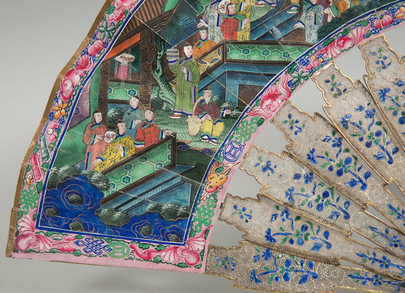 Fan with a thousand faces. China, 19th century.Gilt and enamelled silver. Paper country with ivory - Image 4 of 8
