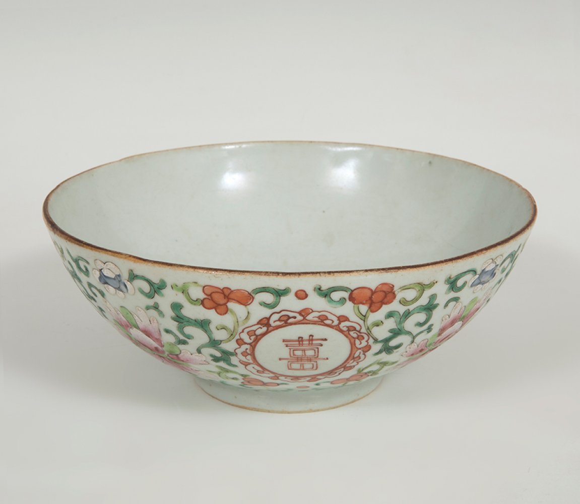 Bowl; China, 19th century.Porcelain. Pink family.With seal on the base.Measurements: 8 x 20 cm (