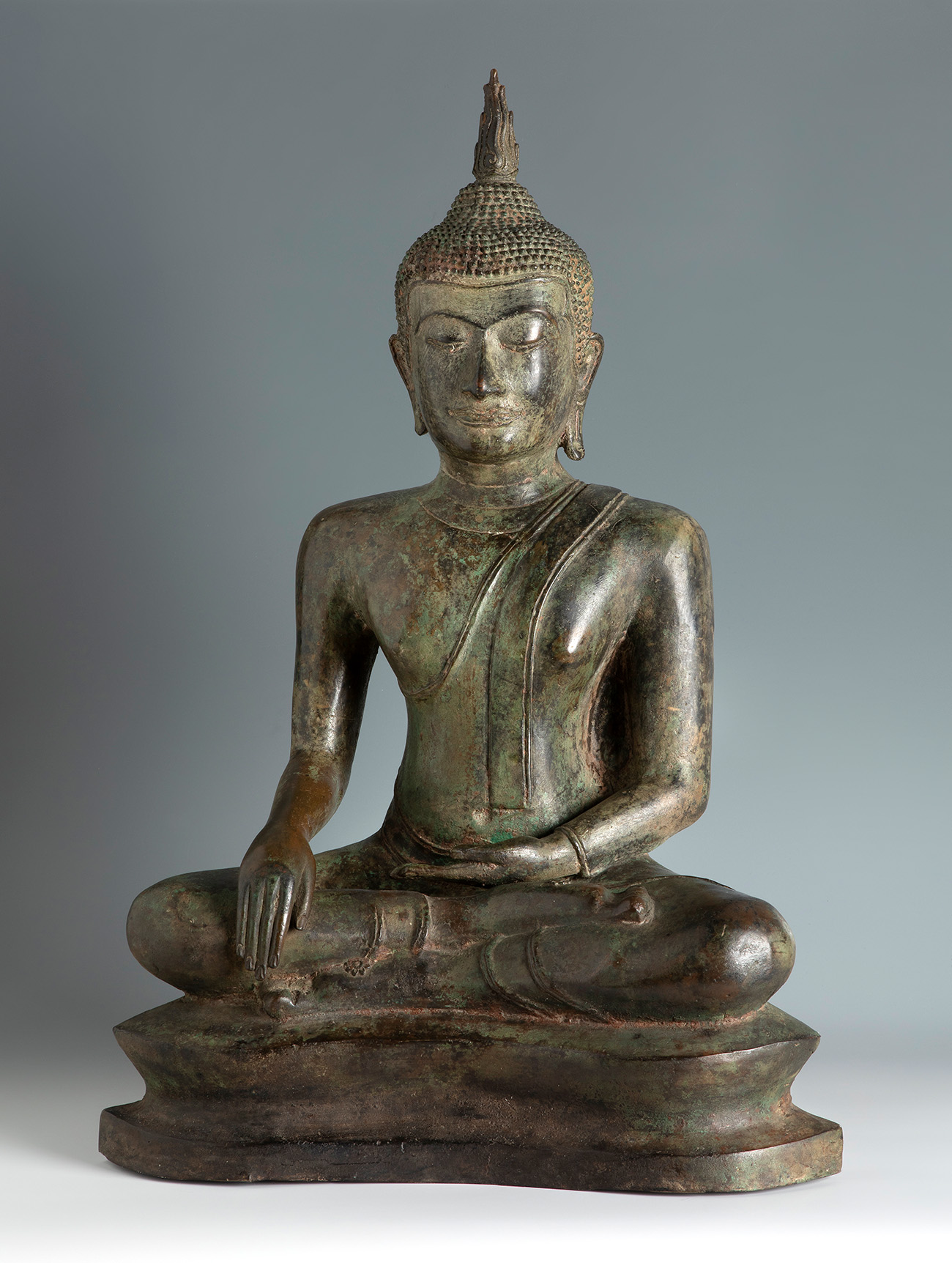 Seated Buddha. Burma, now Myanmar, 17th-18th century.Bronze.Measurements: 68 x 44 x 24 cm.Bronze