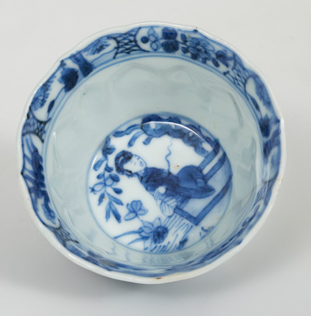 Bowl; China, 18th century.Porcelain.It has a crack located on one side.Measurements: 4 x 6.5 cm ( - Image 4 of 4