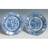 Pair of dishes. China, 18th century.Enamelled porcelain.Measurements: 23 cm (diameter).Pair of