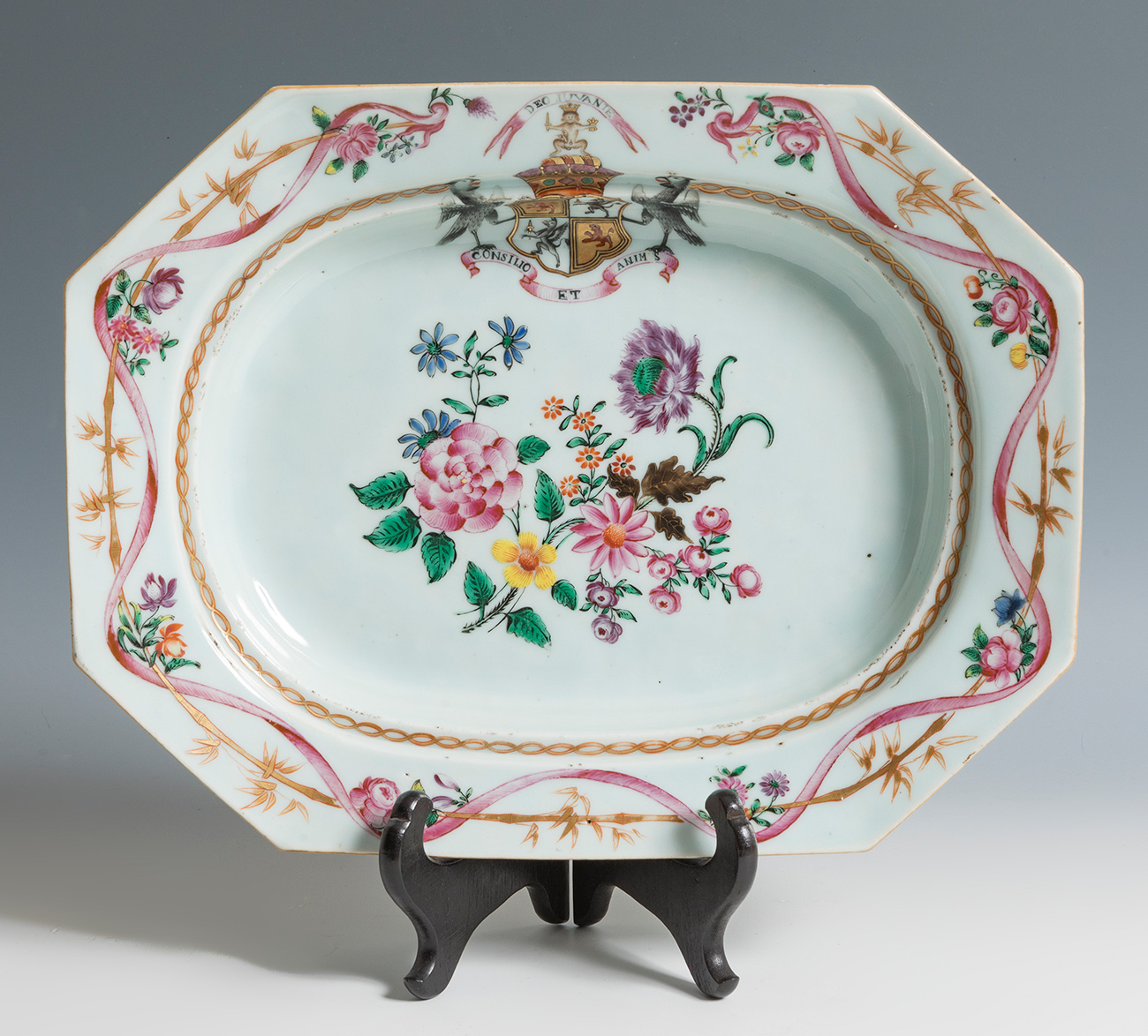 Tray. India Company; China, 18th century.Enamelled porcelain.Measurements: 29 x 37 cm.Chinese