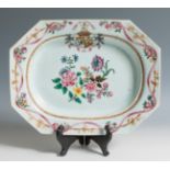 Tray. India Company; China, 18th century.Enamelled porcelain.Measurements: 29 x 37 cm.Chinese