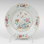 Dish; Company of the Indies, 18th century.Pucelana following models of Familia rosa.Measurements: