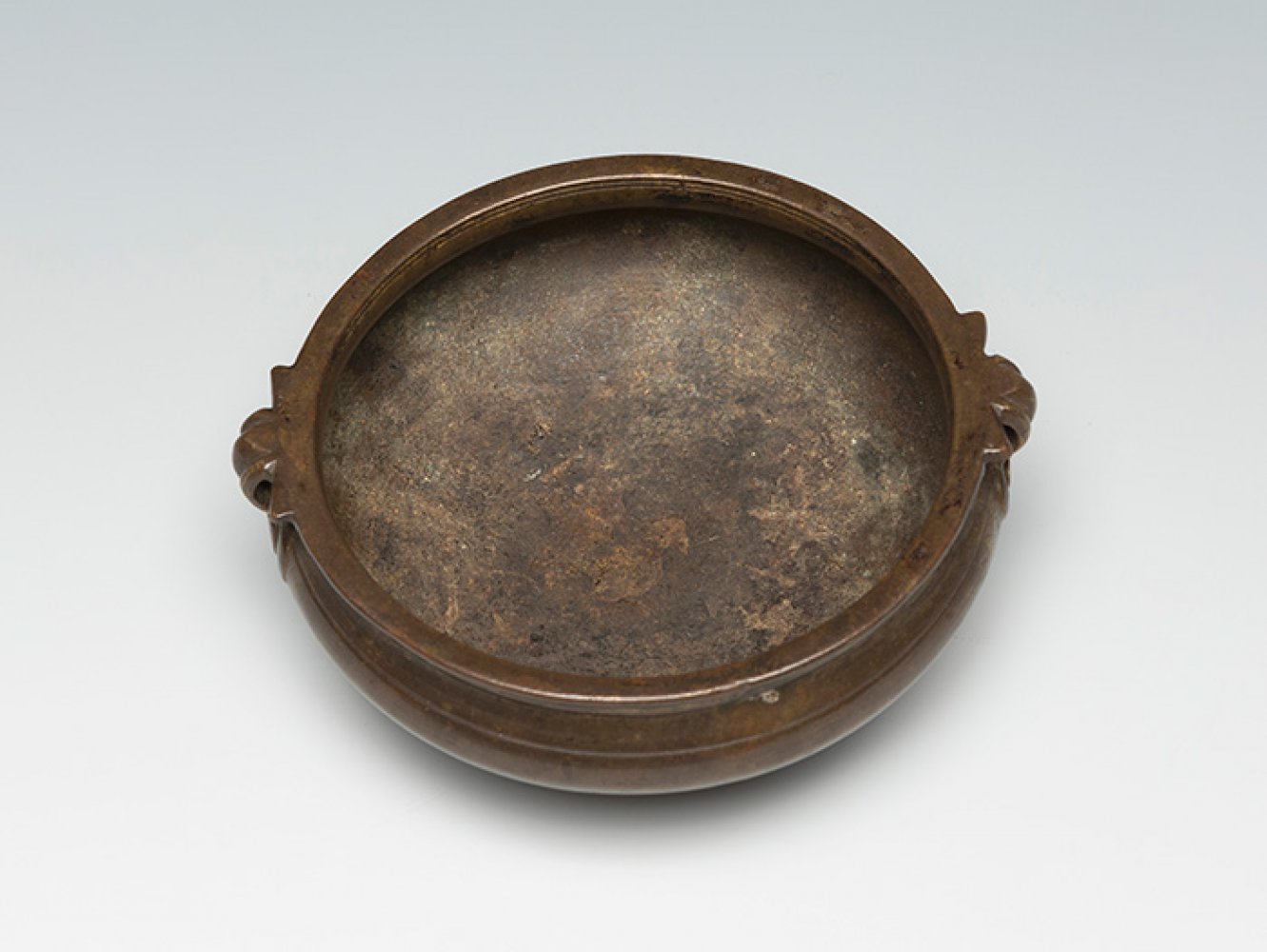 Small censer. China, 18th century.Bronze.Measurements: 4 x 9,5 cm.Small bronze altar censer, - Image 3 of 3