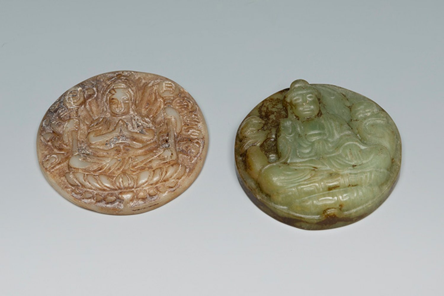 Pair of medallions with Buddha. China, 19th century.Various jades.Measurements: 5 cm (diameter).Pair - Image 2 of 3